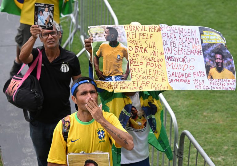 Brasileños viajan a Santos para homenajear a Pelé, la "leyenda de los mil goles"