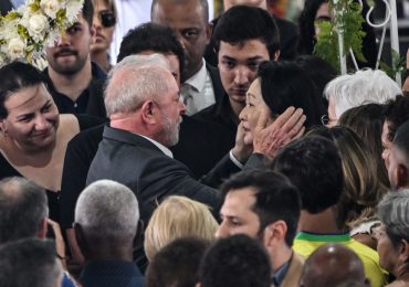 Video| Lula se recoge ante el féretro de Pelé en el estadio del Santos