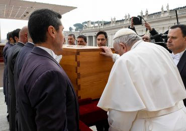 El papa Francisco despidió por última vez a Benedicto XVI ante miles de fieles