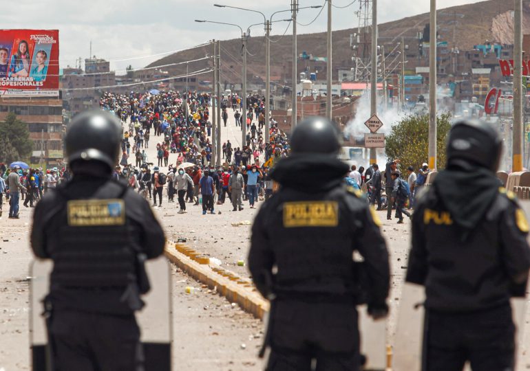 Manifestantes contra gobierno en Perú mantienen bloqueos en rutas