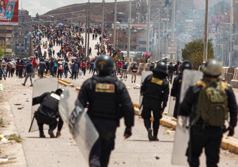 Aumentan bloqueos en Perú en medio de la crisis social y política