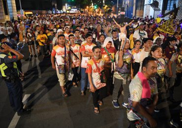 Miles de católicos participan en fiesta del Nazareno Negro en Filipinas