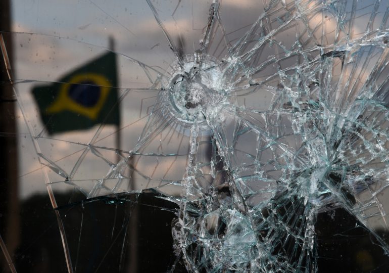 Desinformación sobre el código fuente de urnas electrónicas atizó los ataques en Brasil