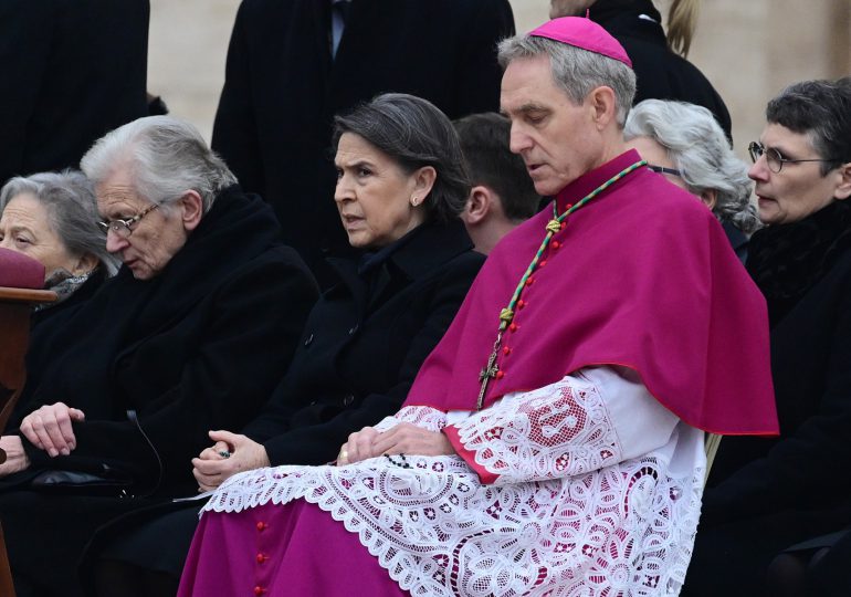 El más cercano colaborador de Benedicto XVI se explaya sobre las tensiones con Francisco