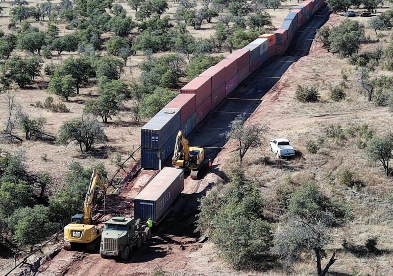 Arizona desmantela el improvisado muro de contenedores en la frontera entre EEUU y México