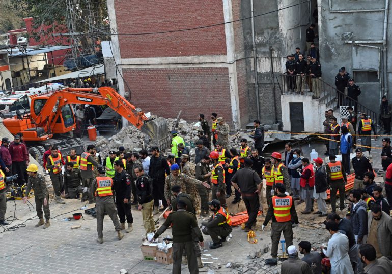 Más de 60 muertos en una explosión dentro de una mezquita en Pakistán