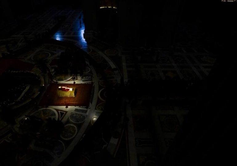 Largas filas en el segundo día de la capilla ardiente de Benedicto XVI