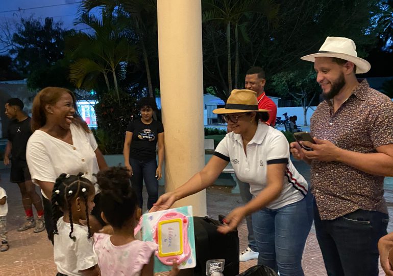 Aspirante alcaldesa del PRM entrega juguetes a cientos de niños de escasos en municipio El Llano