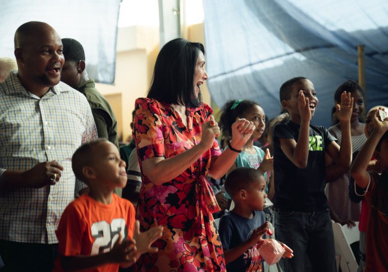 Primera dama celebra Día de los Reyes junto a niños y niñas del sector Las Cañitas