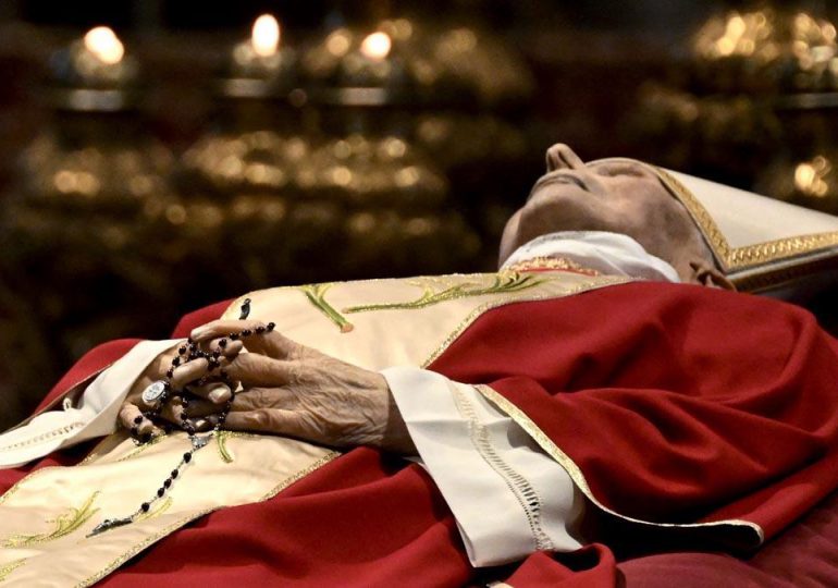 El último funeral de un Papa celebrado por su sucesor fue en1802, en 2023 se repite la historia