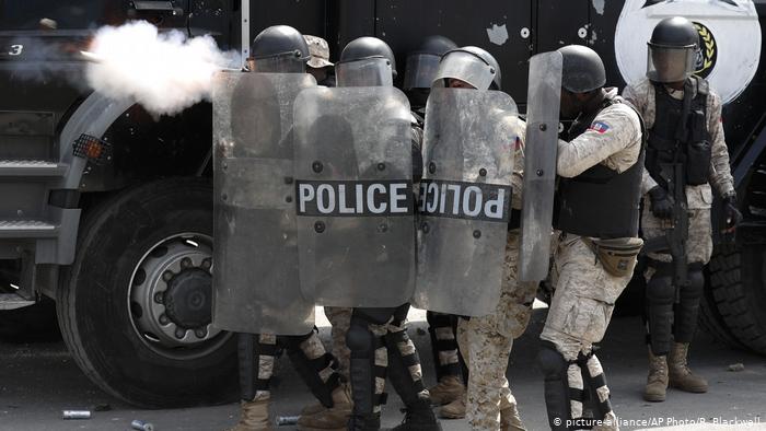 Policías protestan en Haití tras el asesinato de seis agentes