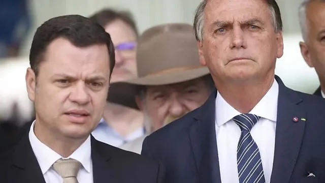 Brasil detiene a exministro de Bolsonaro e investiga al expresidente