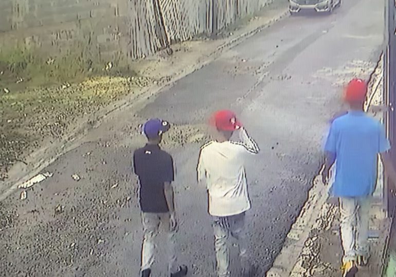 VIDEO | Denuncian varios adolescentes se dedican a robar retrovisores en sector de Villa Mella