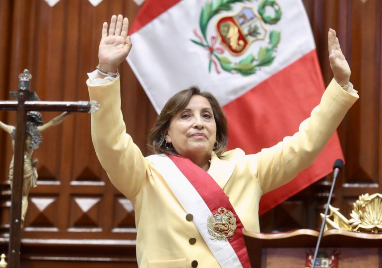 Presidenta de Perú pide "una tregua" en las protestas por su renuncia