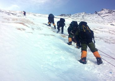 Revelan qué le pasa al cuerpo humano en la 'zona de la muerte' del Monte Everest