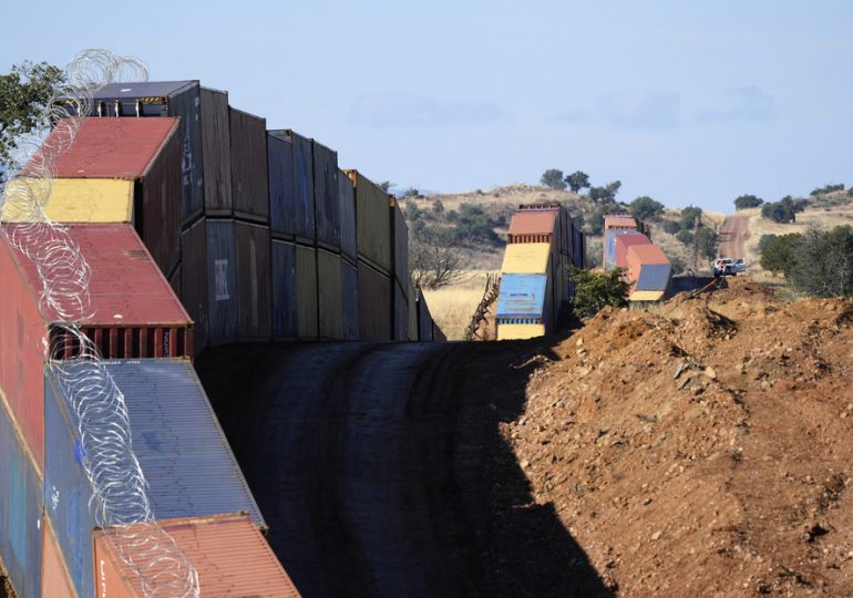 Arizona inicia retiro del "monstruoso" muro de contenedores levantado en frontera con México