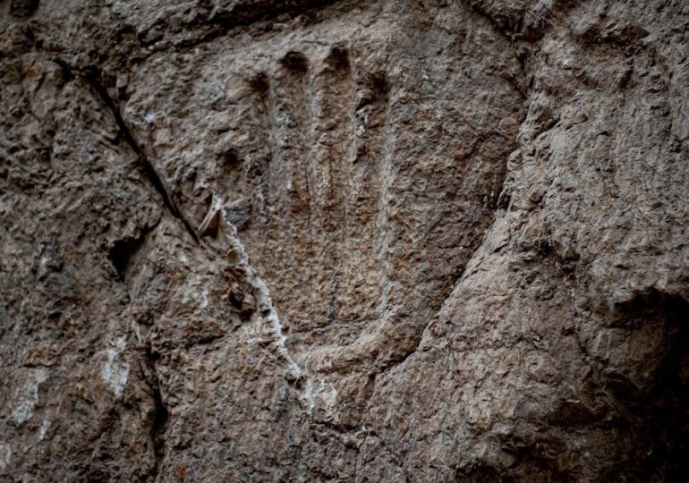 Huella de mano en foso de 1.000 años de antigüedad desconcierta a arqueólogos en Israel