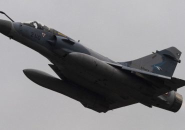 "Nada está prohibido": Macron no descarta el envío de aviones de combate a Ucrania
