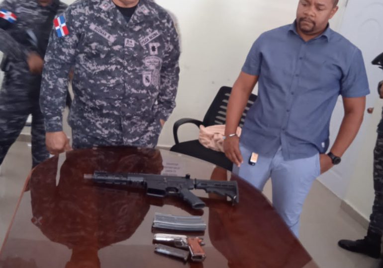 Barahona: General PN saca fusil y pistolas de las calles de Bahoruco