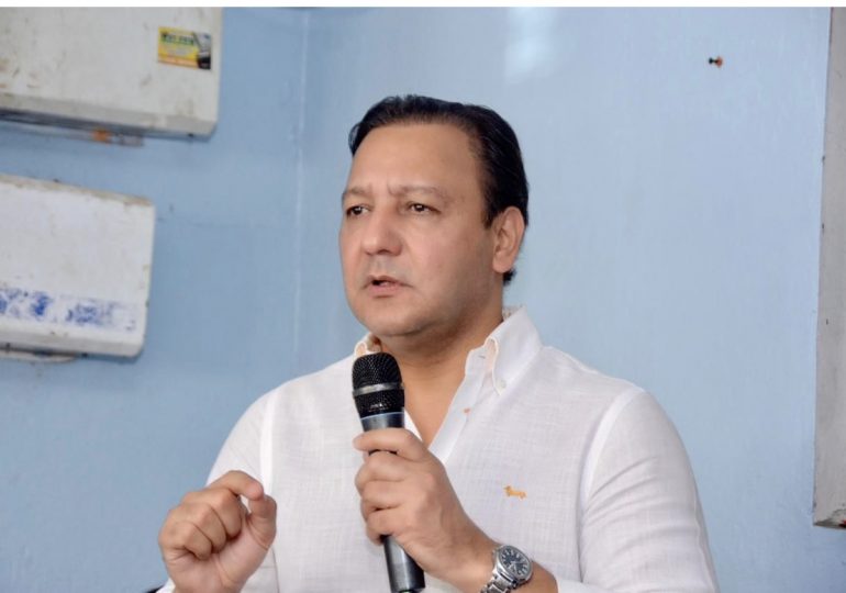 “Gobierno dice que le rinde el dinero mientras las familias dominicanas pierden calidad de vida”, afirma Abel Martínez