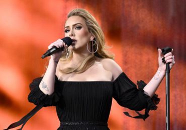 Adele revela que sufre problemas de espalda y ciática