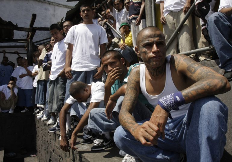 Miles de familias recuperan casas usurpadas por pandillas en El Salvador