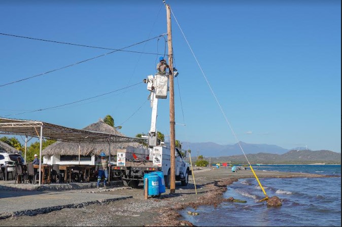 Edesur derriba poste de electricidad de madera que tenía más de 25 años en plena playa Salinas