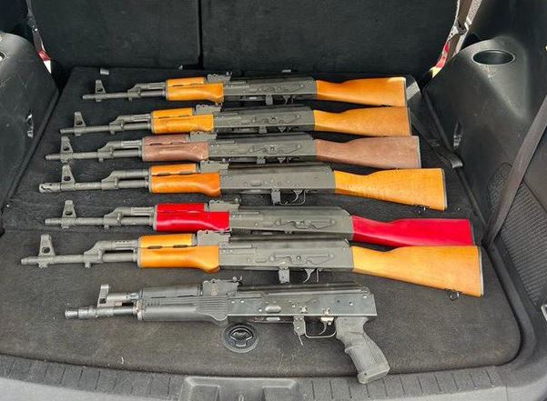 Detienen en México a una persona que transportaba 7 rifles AK-47