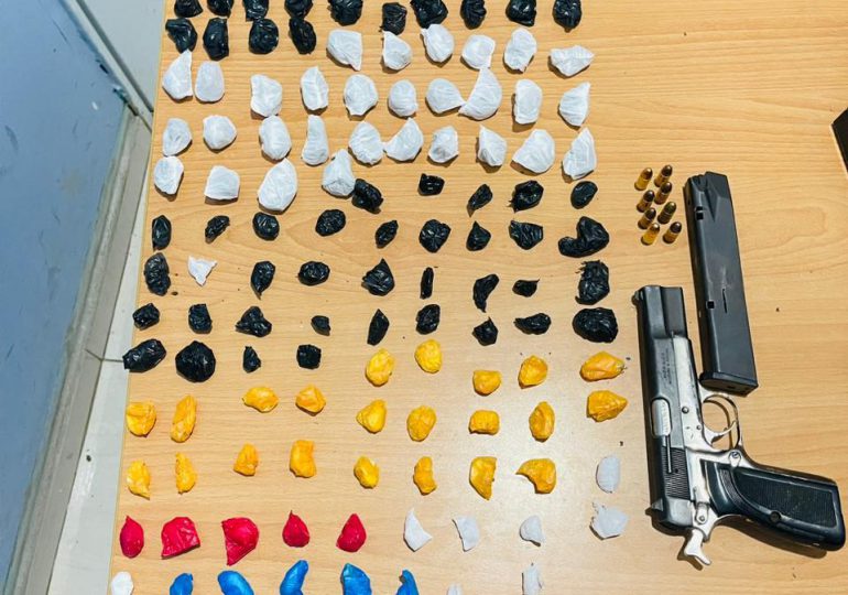 Policía nacional apresa hombre con 150 porciones de drogas y una pistola que portaba de manera ilegal