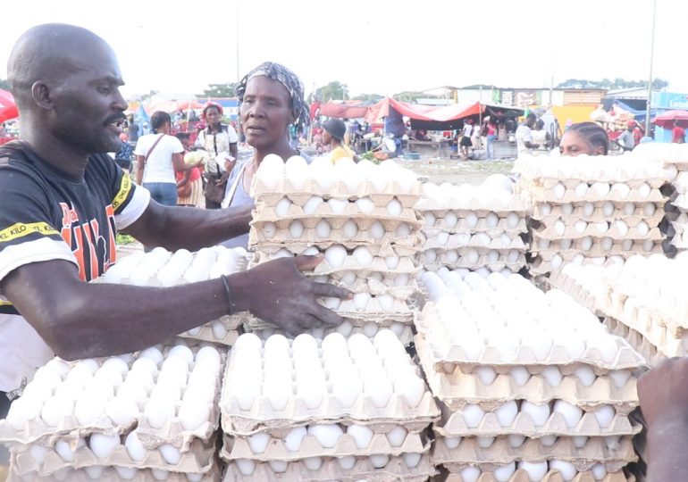 Haitianos compran huevos de forma compulsiva en mercado de Dajabón