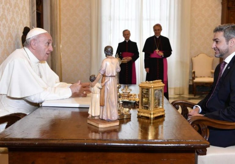 Papa habla con el presidente de Paraguay de pobreza y desigualdades