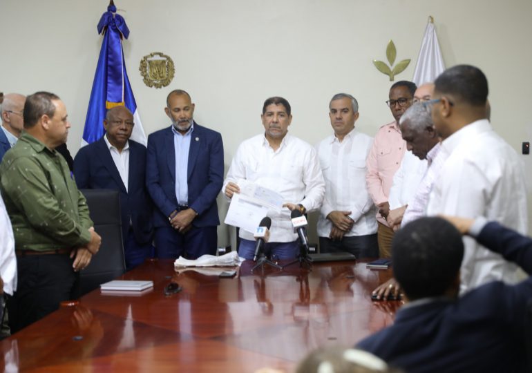 Gobierno entrega 60 millones de pesos a asociaciones productoras de ajo de Constanza