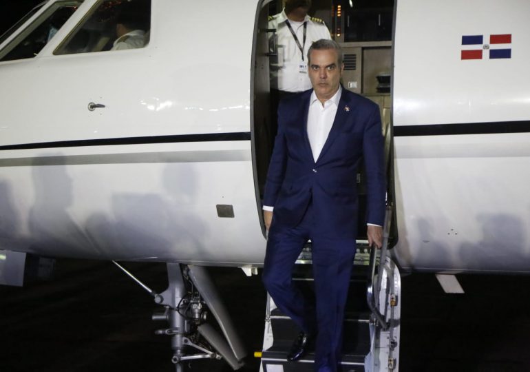 Presidente Abinader sale a Argentina y regresa para cambiar avión por problemas eléctricos