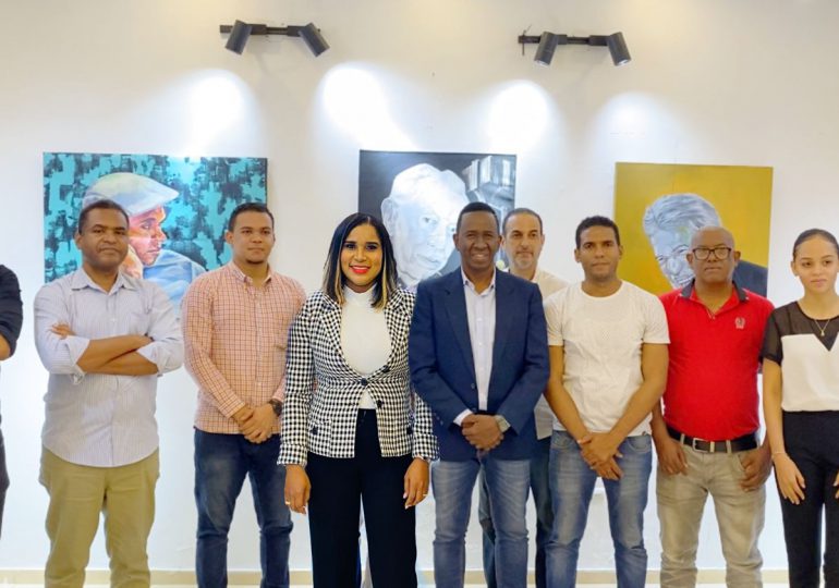 Primera exposición colectiva de pinturas dominicana en el carrousel del luvre en Francia