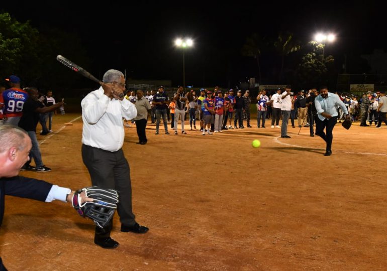 Dedican a Deligne Ascención torneo de softbol del sector Simón Bolívar en el DN