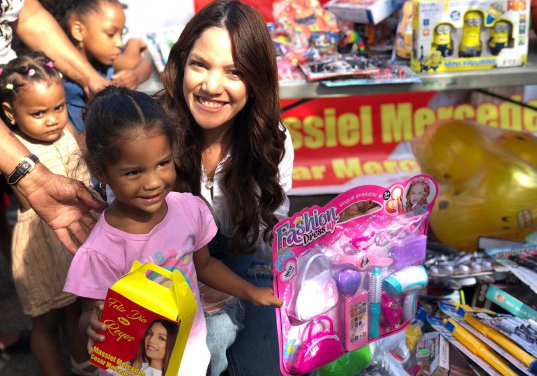 Dirigente reformista del DN regala juguetes a niños de escasos recursos