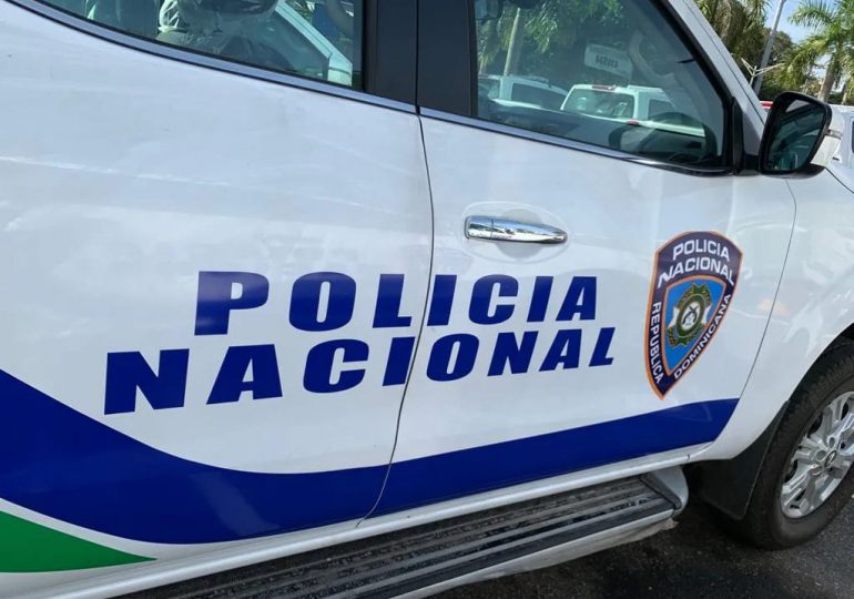 Policía identifica como “La Pirulín” mujer que golpeó contra la pared a menor en Ensanche Quisqueya