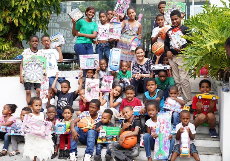 Reaparece Margarita Cedeño compartiendo con niños en Día de Reyes