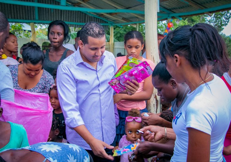 Odalis Vega realiza masiva entrega de juguetes a niños de la zona norte de Hato Mayor