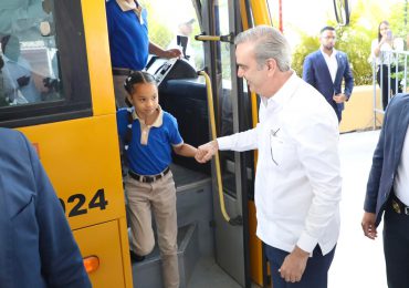 Abinader inicia Sistema Nacional de Movilidad Escolar e inaugura escuela en La Victoria