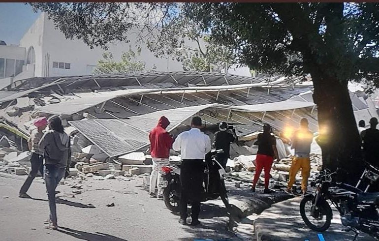 Multimuebles colapsado en La Vega informa dos miembros de su equipo están bajo los escombros