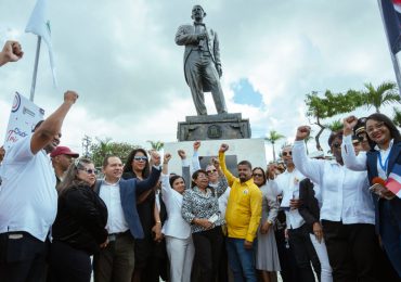 Alcalde Manuel Jiménez entrega estatua y plazoleta dedicada al Padre de la Patria en Villa Duarte