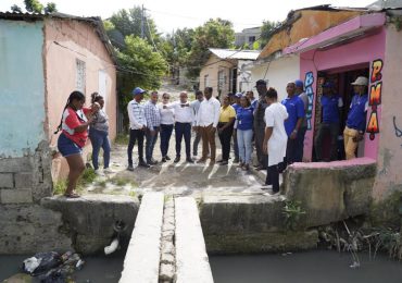 A través de CPADB el gobierno inicia reconstrucción de puentes peatonales y reparación de viviendas en Santo Domingo