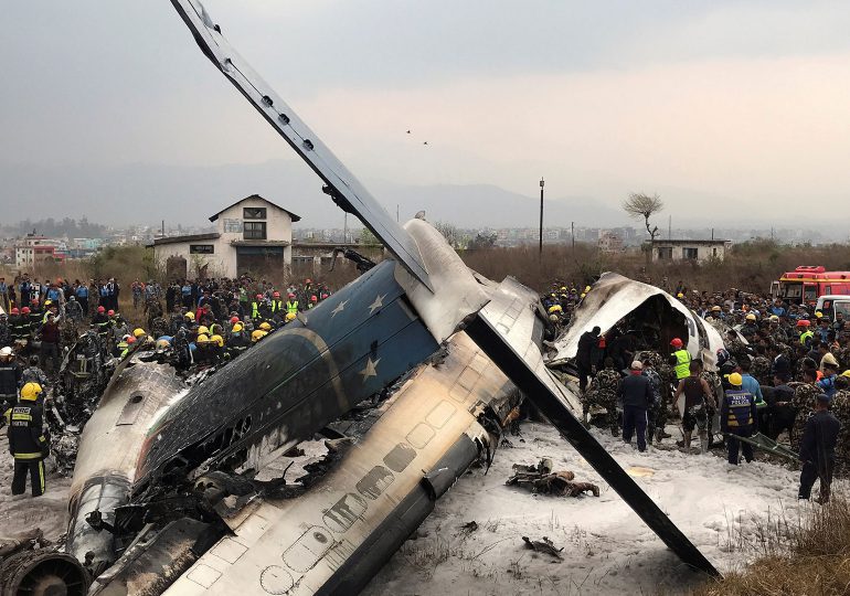 VIDEO | Queda captado el momento exacto en que cae y se incendia avión en Nepal