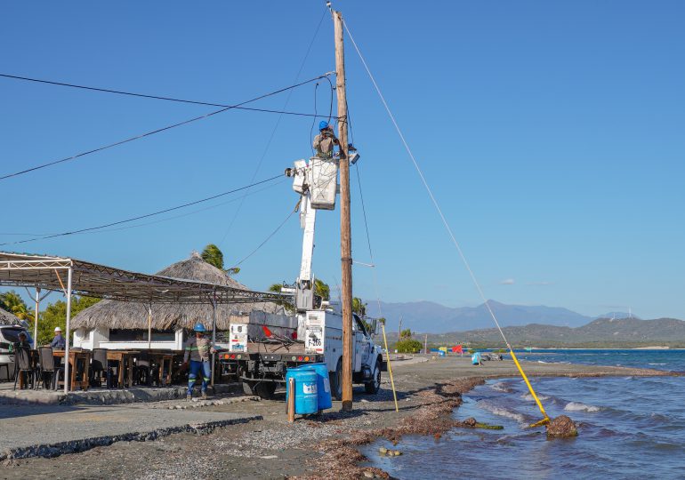 Edesur derriba poste de electricidad de madera tenía más de 25 años en plena playa Salinas