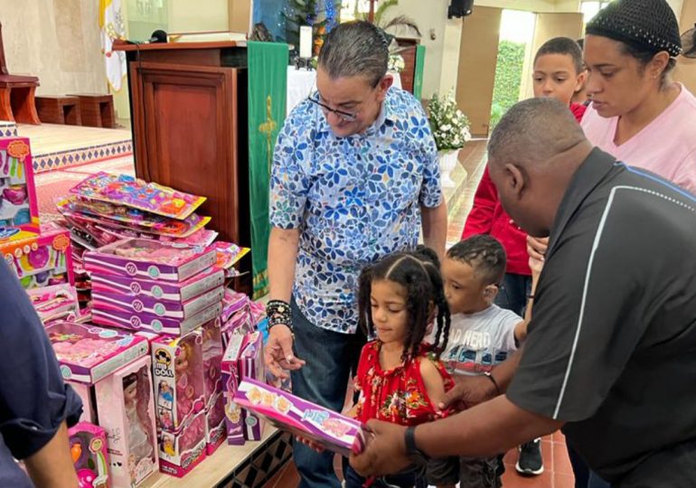 Deportista Rafael Almanzar dona juguetes a cientos de niños