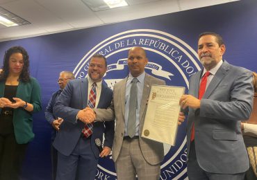 Otorgan reconocimiento al Sargento dominicano Aquilino Gonell por su valentía en el asalto al Congreso Federal
