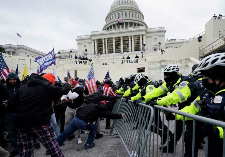 Dos años después de ataque al Capitolio de EEUU, aún buscan a 350 sospechosos