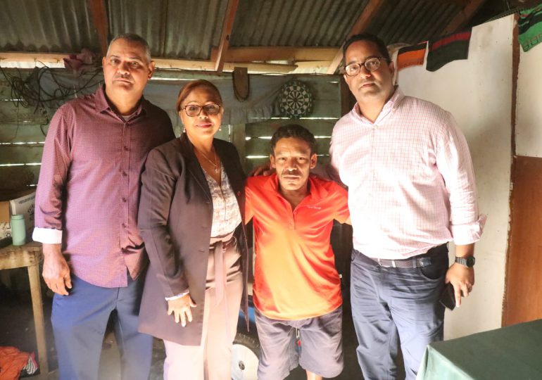 En Dajabón, viceministro Benny Metz visita hombre con escoliosis que pedía ayuda a la primera dama