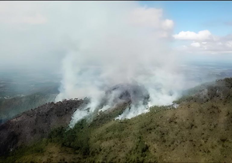 Más de 80 personas tratan de sofocar incendio que se expande en montaña de Dajabón